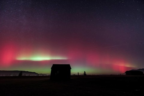 Northern lights, aurora borealis, solar storm, January 2026, red, green, hut, Loisach-Lake