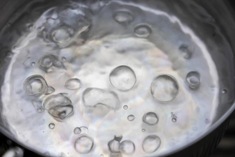 Water boils in a pot, boiling point, 100°C, air bubbles, symbolic picture