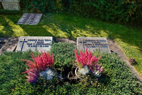 Großengstingen cemetery, gravestones of the ducal family at Lichtenstein Castle, memorial plaques,