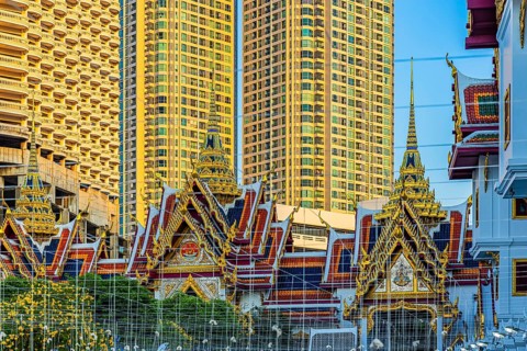 Wat Yannawa, Buddhist temple, overlapping roofs with curved chofas and Chedi temple tower,