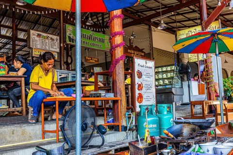 Thai cafe on the Damneon Saduak floating markets canal, near Bangkok, Ratchaburi district, Thailand