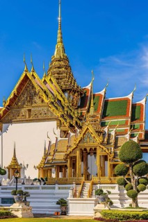 The Grand Royal Palace, trees with spherical branches, in the back the Chakri Maha Prasad throne