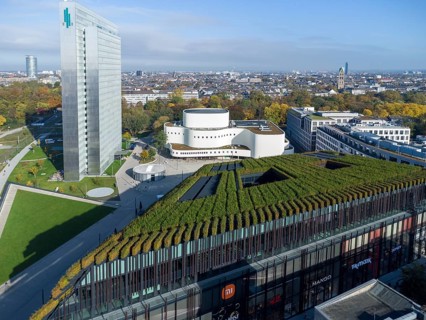 Gustaf-Gründgens-Platz with playhouse, three-disc house and Kö-Bogen-II greened with hornbeam