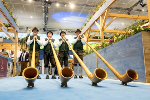 Alphorn wind players at the Bavarian stand during the opening tour of the Green Week at the