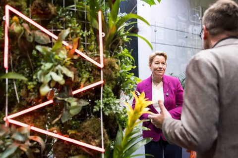 Franziska Giffey (Senator for Economics, Energy and Public Enterprises) in the flower hall at the
