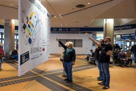 Visitors point to a map of the Green Week at the exhibition center in Berlin on 16.01.2026. The