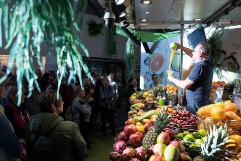 A seller presents his product at the Green Week at the exhibition center in Berlin on 16.01.2026.