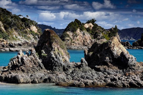 Turquoise water and impressive rock formations in Otehai Bay, Otehai Bay, Bay of Islands, New