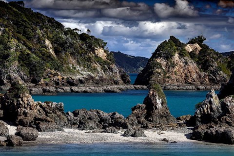 Rocky islands jut out of the turquoise waters of Otehai Bay, Otehai Bay, Bay of Islands, New