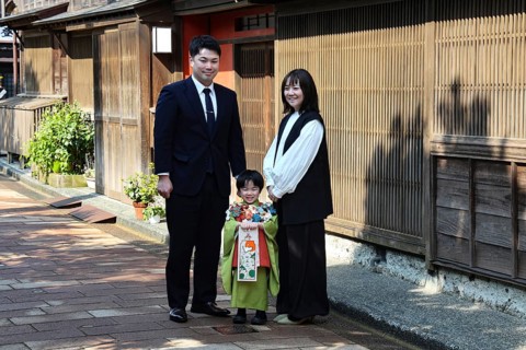 Family with child posing on the street in Nishi Chaya tea house district in Kanazawa, Kanazawa,