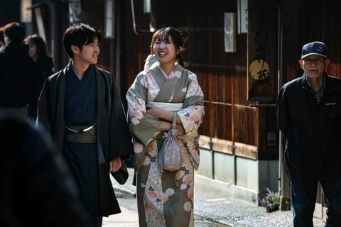 Couple wearing kimonos walking in the Nishi Chaya tea house district in Kanazawa, Kanazawa,