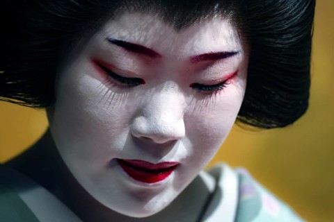 Geisha with a lowered view in the Nishi Chaya tea house district in Kanazawa, Kanazawa, Ishikawa,