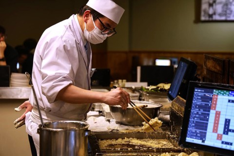Chef prepares tempura at Turi Tempura Idaten restaurant in Kawaguchi-ko, Kawaguchi-ko, Japan