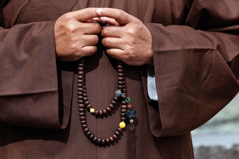 Monk with prayer necklace at Kotokuin Temple in Kamakura, Kamakura, Japan