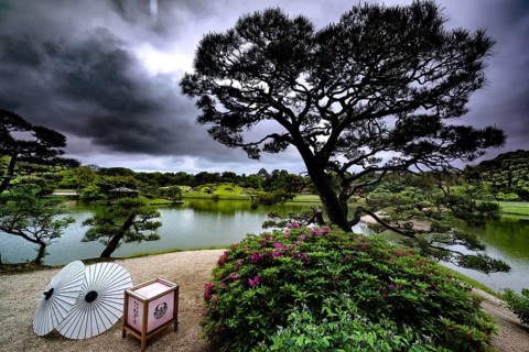 Jardin in Korakuen with a view of the lake and dramatic sunbeams through the clouds, Okayama,