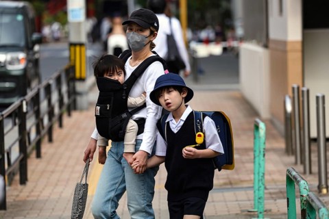 Mother with two children walking in the streets of Asakusa, Tokyo, Tokyo, Japan