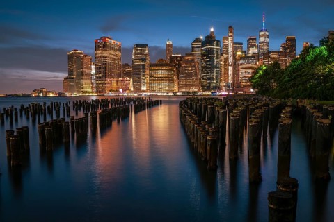 Manhattan skyline at sunset, Old Pier 1, Brooklyn Bridge Park, Brooklyn, New York, USA