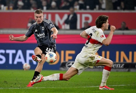 Goal kick Action Goal chance Rasmus Kristensen Eintracht Frankfurt SGE (13) v Ramon Hendriks VfB