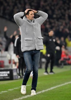 Coach coach Dino Toppmöller Eintracht Frankfurt SBU disappointed on the sidelines gesture MHPArena,