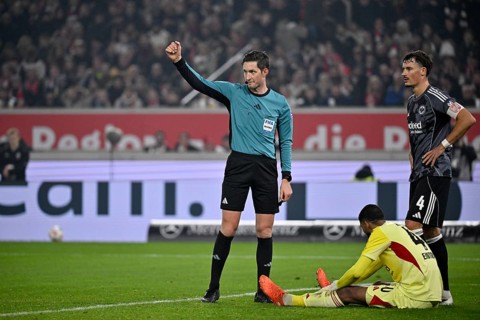 Referee Referee Dr Matthias Jöllenbeck calls the coach onto the pitch Goalkeeper Kaua Santos