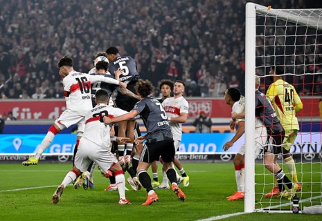 Penalty area scene, goal area scene header duel duel action Aurele Amenda Eintracht Frankfurt SGE