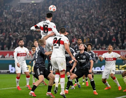 Penalty area scene, goal area scene header duel duel action Atakan Karazor VfB Stuttgart (16) Jeff