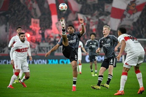 Aurele Amenda Eintracht Frankfurt SGE (05) Action on the ball Oscar Hojlund Eintracht Frankfurt SGE