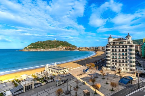La concha beach bay stretching along the san sebastian cityscape and promenade, with urgull