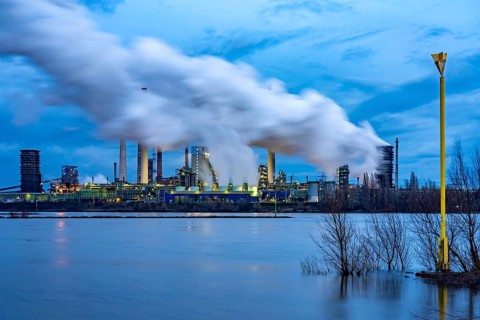 Rhine near Duisburg-Bruckhausen, industrial setting of the ThyssenKrupp steel plant, fire cloud of