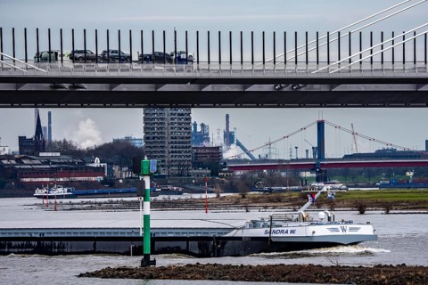 Shipping traffic on the Rhine near Duisburg-Homberg, new A40 motorway, Neuenkamp Rhine bridge,