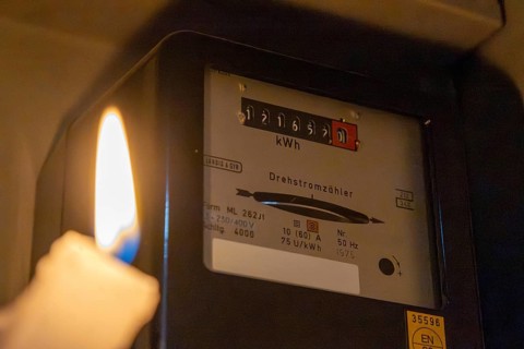 Blackout symbol image: Illuminating a distribution box with a candle