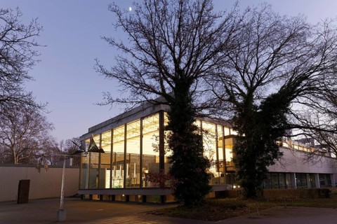 Lehmbruck-Museum, illuminated glass hall, twilight, Duisburg, North Rhine-Westphalia, Germany