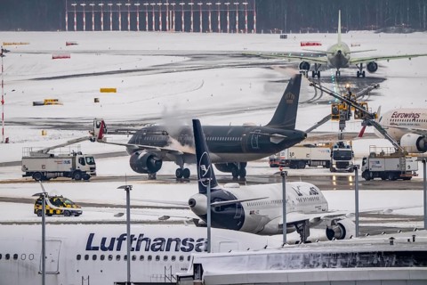 The onset of winter in North Rhine-Westphalia, flight operations are maintained at Düsseldorf