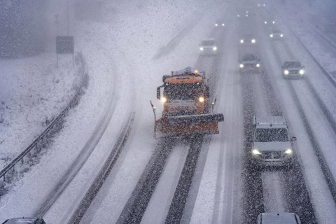 The onset of winter in North Rhine-Westphalia, heavy snowfall, A3 motorway near Hilden, near