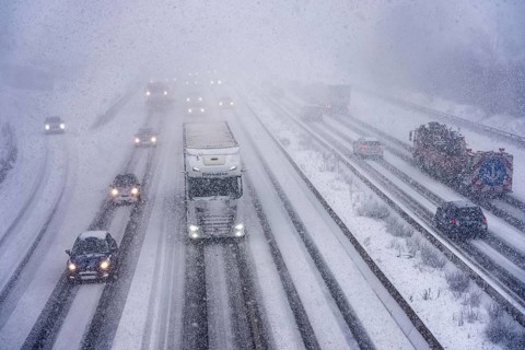 The onset of winter in North Rhine-Westphalia, heavy snowfall, A3 motorway near Hilden, near