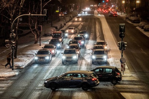 Winter weather, blowing snow, inner-city traffic, Alfredstraße, B224, in Essen, North