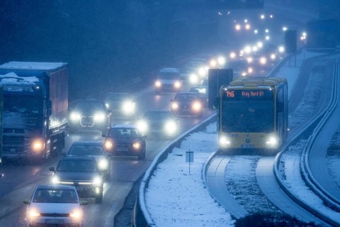 Winter weather, motorway traffic, A40 motorway, Ruhrschnellweg, in Essen, at the Essen-East