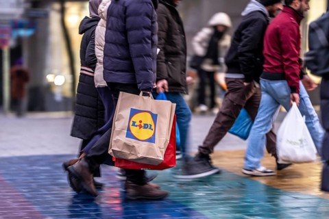 Pedestrian zone, passers-by hurrying, shopping between the years, exchanging, shopping bags,