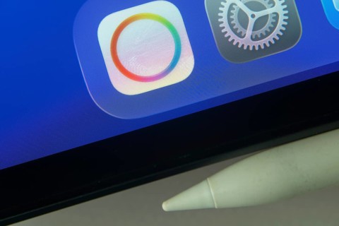 16 Nov 2025- Dhaka, Bangladesh: Payoneer and other app icons with a digital pen on a iPad screen