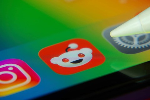 16 Nov 2025- Dhaka, Bangladesh: Stylus touching the Reddit app icon on a smartphone screen