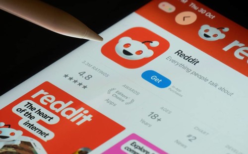 Dhaka, Bangladesh- 30 Oct 2025: Reddit app on a iPad screen with a pen pointing at the install