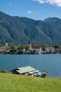 View from Point of the village with the parish church of St. Lawrence, behind Wallberg,