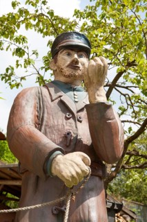 A man with dogs as a ceramic figure stands in front of the Keramik.um, an exhibition house