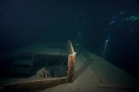Divers examine a ledi wreck, wreck of a ledi ship, Ledi ship, cargo ship for mass freight, bulk