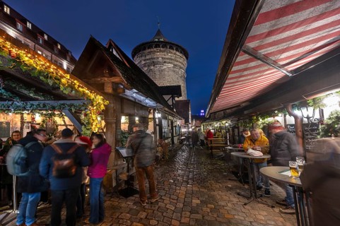 Evening atmosphere in the Handwerkerhof during Advent, the Königstorturm in the back, built around