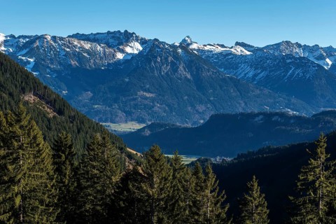 View from the high-altitude hiking trail from Bolsterlanger Horn to Riedberger Horn, snow-capped