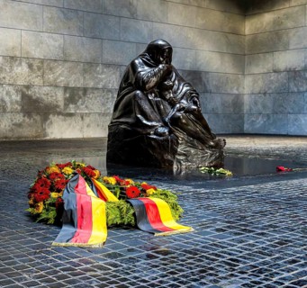 Wreath laying, Neue Wache, Central Memorial of the Federal Republic of Germany for the Victims of