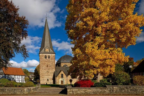 Pfarrkirche Sankt Blasius im Herbst, Balve, Sauerland, North Rhine-Westphalia, Germany
