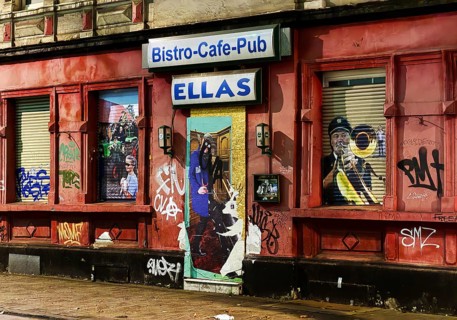 Decaying façade smeared with graffiti, scrap property in a difficult district, Gelsenkirchen, Ruhr