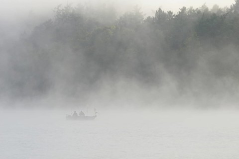 Hennesee, fog, rising clouds of fog, anglers in the boat, Hennetalsperre, Sauerland-Rothaargebirge